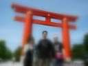 平安神宮の鳥居下で